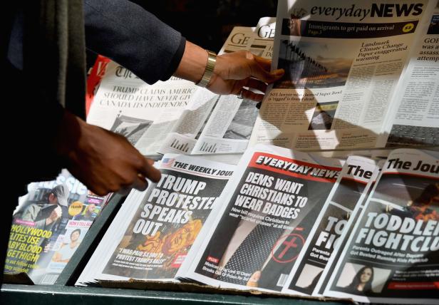 Aktion gegen "Fake News": US-Zeitungskiosk voller falscher Schlagzeilen