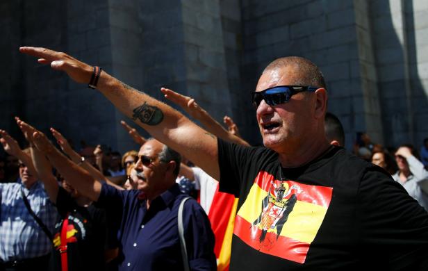 Spanischer Aktivist schändet Franco-Grab mit blutroter Farbe