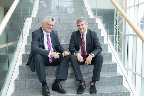 Siemens-Direktor Josef Kinast (li.) und Michael Spindelegger in der Linzer Siemens-Zentrale