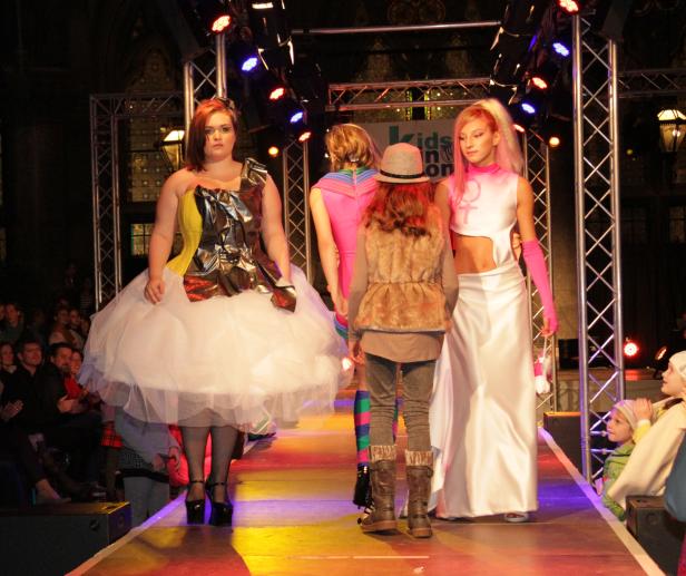 Models präsentieren Mode auf einem Laufsteg.