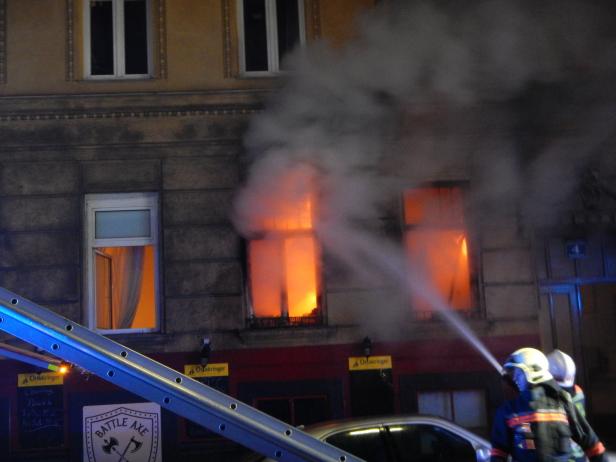 26 Menschen aus brennendem Gründerzeithaus gerettet