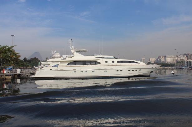 Eine weiße Yacht liegt vor der Küste von Rio de Janeiro vor Anker.