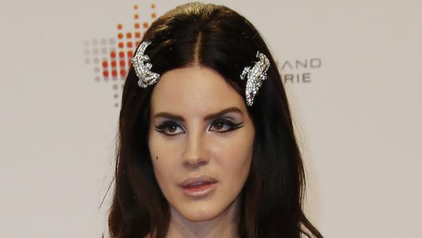 Nahaufnahme von Lana Del Rey mit Reptilien-Haarspangen.