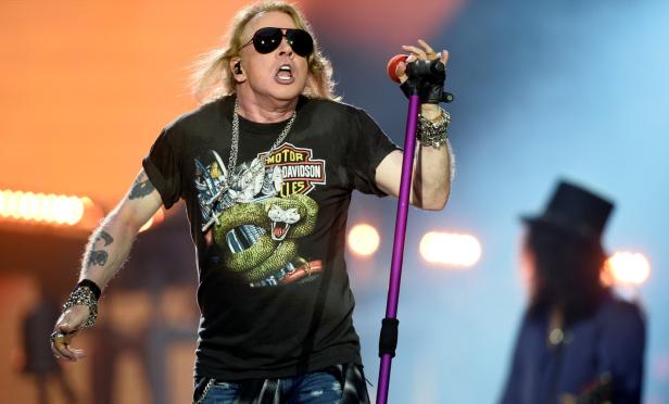 Die skurrilsten Ängste und Phobien der Stars Axl Rose von Guns N' Roses singt während eines Konzerts.