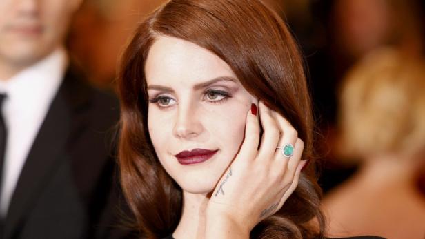 Lana Del Rey posiert mit einem auffälligen Ring am Finger.