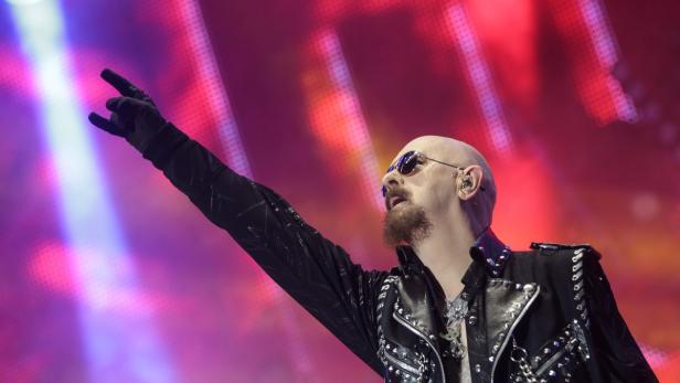 Rob Halford, Sänger von Judas Priest, tritt auf einer Bühne auf.