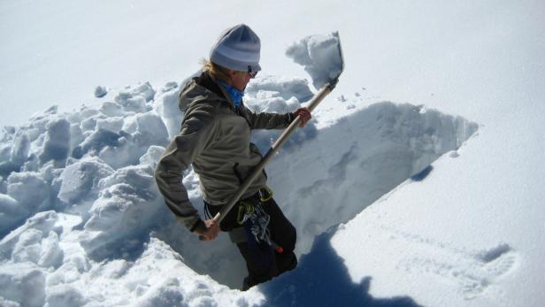 Gletscherforscherin Andrea Fischer bei der Arbeit
