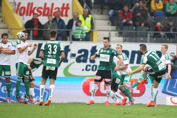 Fußballspieler während eines Spiels auf dem Rasen.