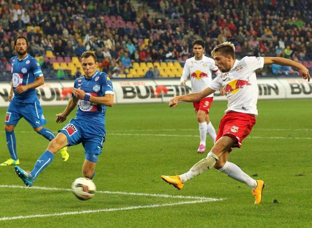 Ein Fußballspieler schießt den Ball während eines Spiels.