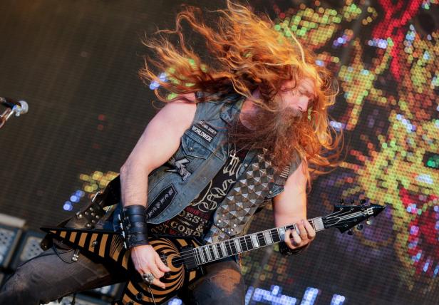 Zakk Wylde spielt Gitarre während eines Konzerts.