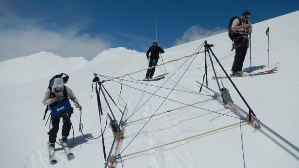 Gletscherforscherin Andrea Fischer bei der Arbeit