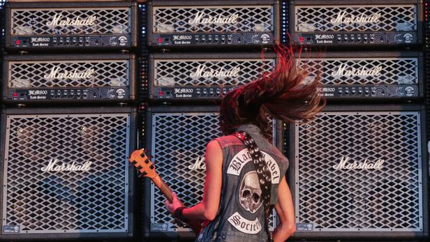 Ein Gitarrist der Black Label Society vor einer Wand aus Marshall-Verstärkern.