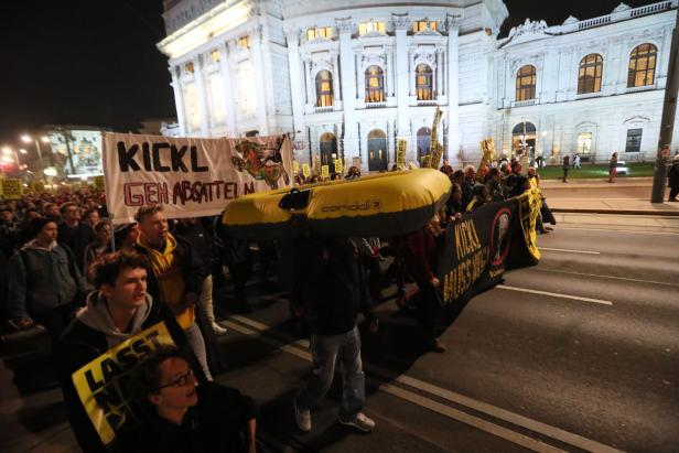 Demo gegen Kickl: Mit Schlauchboot zum Innenministerium