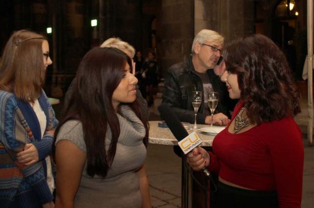 Eine Frau wird von einem Reporter interviewt.