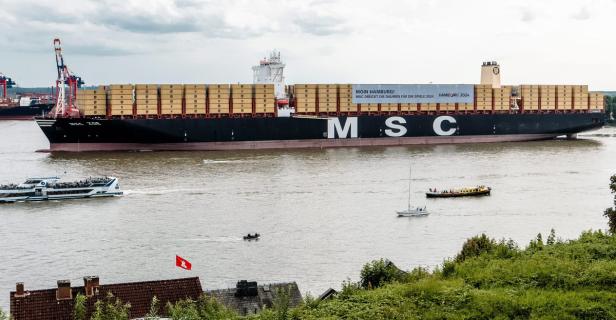 Das Containerschiff „MSC Zoe“ auf der Elbe in Hamburg mit dem Schriftzug „Moin Hamburg!“.