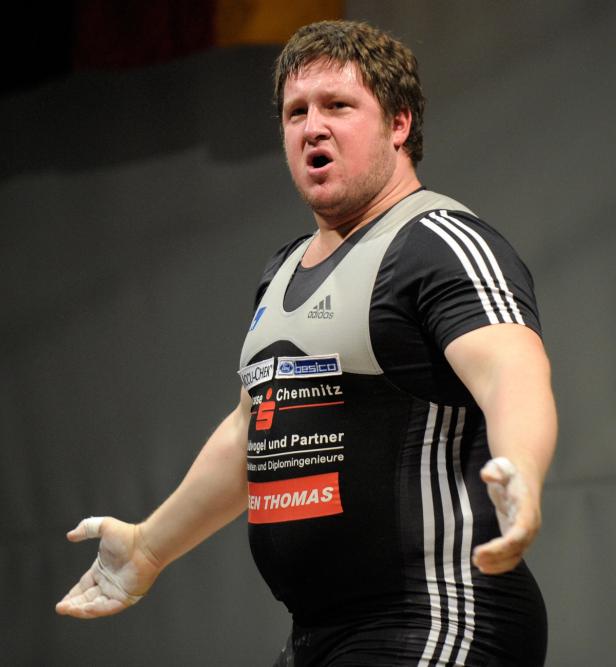Matthias Steiner Ein Gewichtheber mit Kreide an den Händen während eines Wettkampfs.