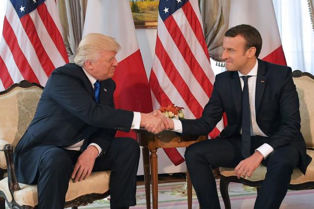 Trump versus Macron: Politisches Händequetschen in Paris