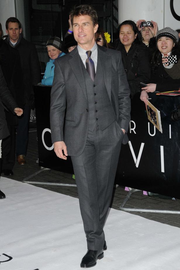 Tom Cruise auf dem roten Teppich in einem grauen Anzug.