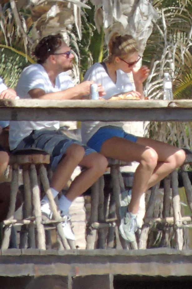Ein Mann und eine Frau sitzen an einem Tisch im Freien und essen.