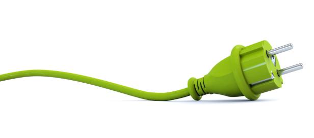 Ein grüner Schuko-Stecker liegt auf einem weißen Untergrund.