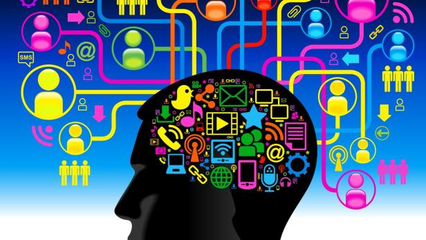 Der Kopf einer Person gefüllt mit bunten Symbolen für soziale Medien und Kommunikation.