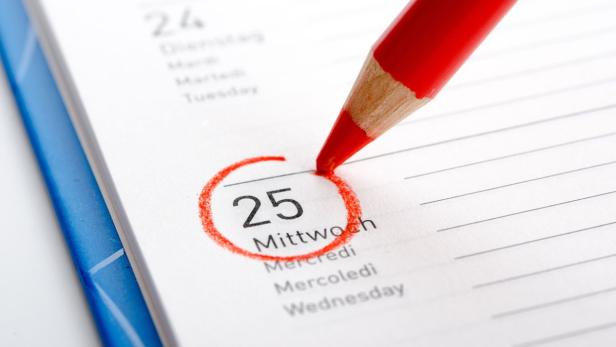 Ein roter Stift markiert den 25. Mittwoch in einem Kalender.
