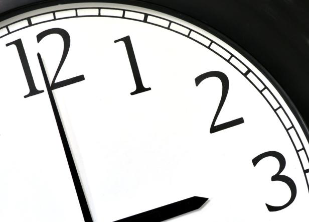 Nahaufnahme einer Uhr, die kurz vor halb Eins anzeigt.