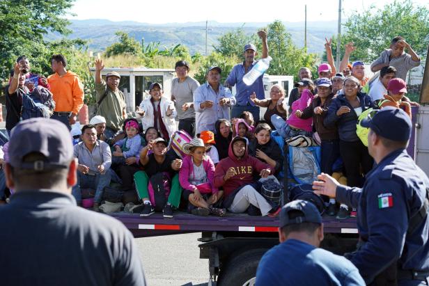 Erste Migranten aus Mittelamerika erklimmen Grenzzaun zu USA