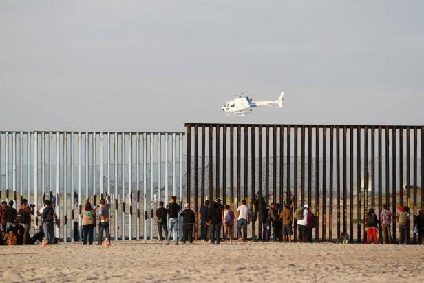 Erste Migranten aus Mittelamerika erklimmen Grenzzaun zu USA