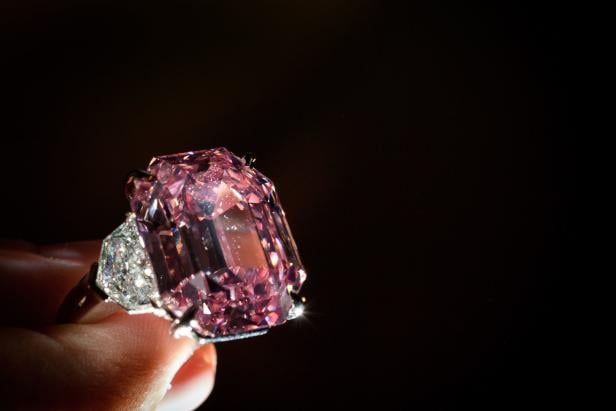 Auktion: 39 Mio. Euro für seltenen rosafarbenen Diamant