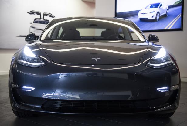 Tesla macht Model 3 mit europäischen Schnell-Ladesäulen kompatibel