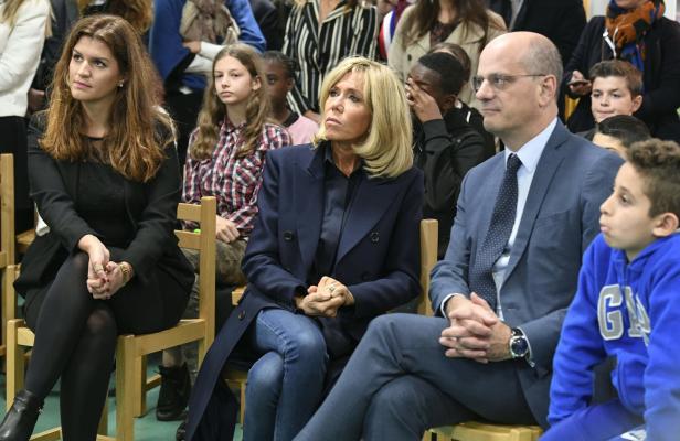Brigitte Macron zeigt: So trägt man Jeans im Job