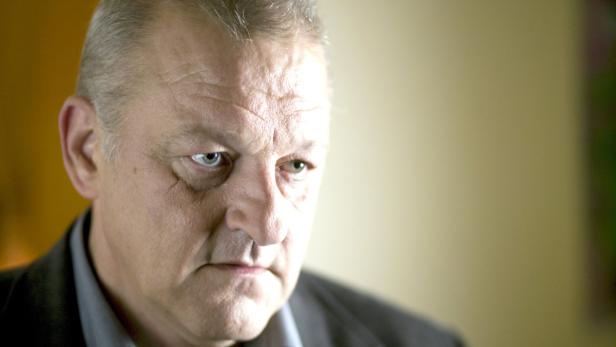 Porträt eines Mannes mit ernstem Blick.