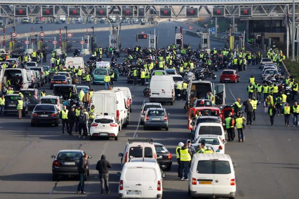 Frankreich: Eine Tote und über 200 Verletzte bei Straßensperren