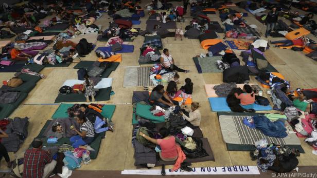 Migranten harren in Notunterkünften aus