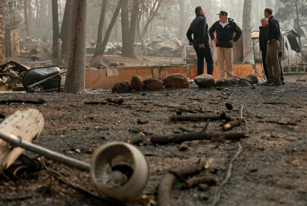 Waldbrände in Kalifornien: Trump findet, es wurde zu wenig Laub gefegt