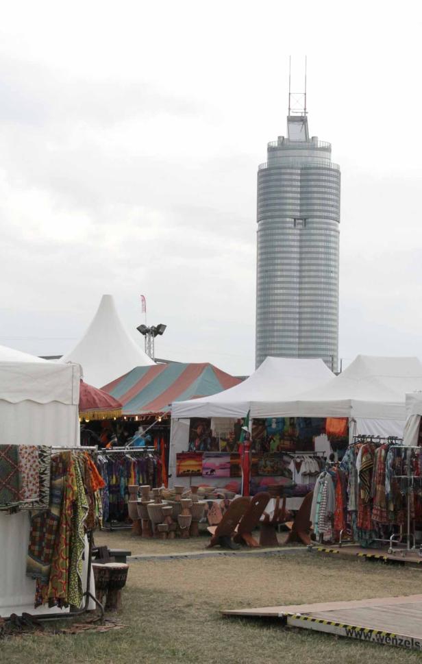 Ein Markt mit afrikanischer Kleidung und Kunst vor dem Hintergrund des Berliner Funkturms.
