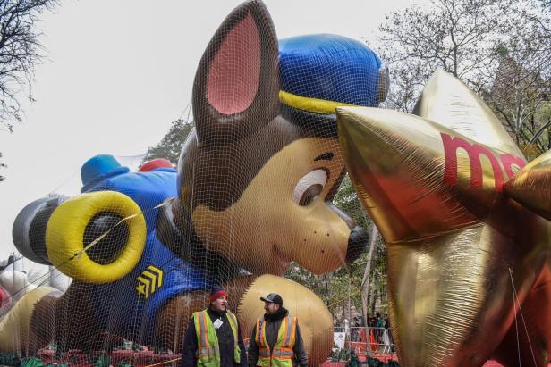 Tausende bestaunten Aufblasen von Thanksgiving-Ballons in New York