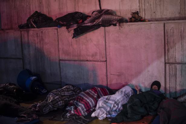 Protest: Migranten schlafen in Mexiko an Grenzübergang