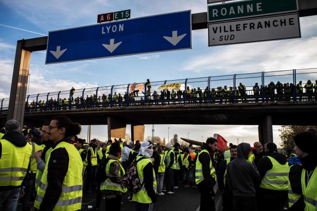 Randale bei Massenprotesten der "Gelben Warnwesten" in Paris