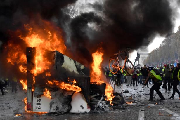 Randale bei Massenprotesten der "Gelben Warnwesten" in Paris