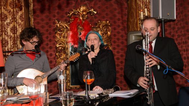 Eine Band spielt in einem Restaurant mit roter Dekoration.
