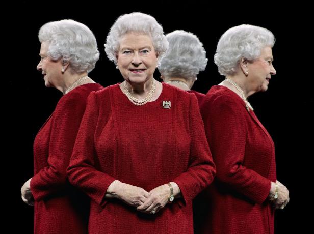 Ein Porträt von Königin Elizabeth II. in einem roten Kleid mit Perlenkette vor schwarzem Hintergrund.
