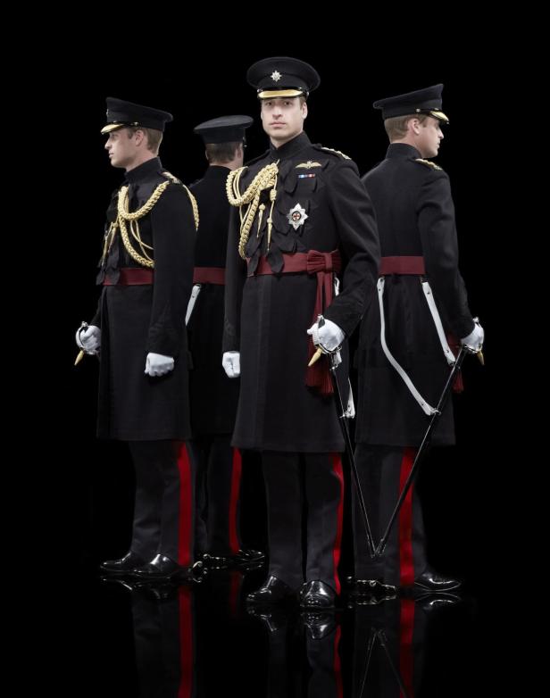 Prinz William in Militäruniform mit roter Schärpe und goldenen Verzierungen.
