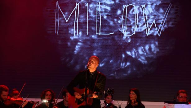Beachvolleyball EM 2015 Macht der Nacht Milow tritt mit einer Akustikgitarre vor einem Orchester auf.