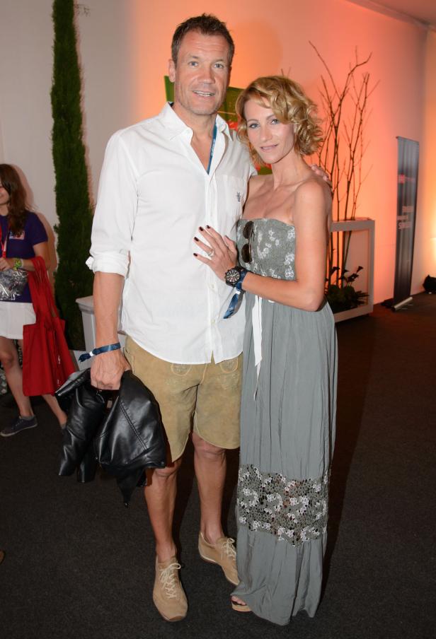 Beachvolleyball EM 2015 Samstag Ein Mann in Lederhosen und eine Frau in einem grauen Kleid posieren für ein Foto.