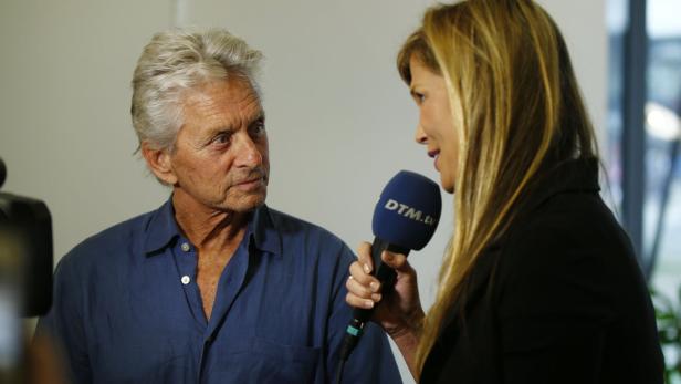 Michael Douglas wird von einer Reporterin interviewt.