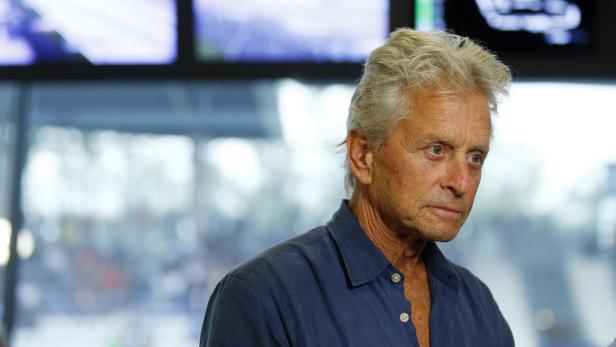Ein Porträt von Michael Douglas vor einem verschwommenen Hintergrund.