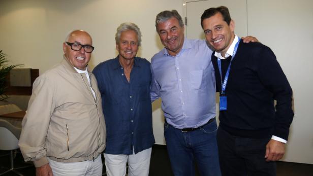 Eine Gruppe von vier Männern posiert für ein Foto, darunter Michael Douglas.