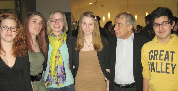 Eine Gruppe junger Leute posiert für ein Foto.